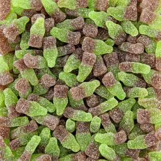 زجاجات كولا صغيرة حلوة باللونين الأخضر والبني